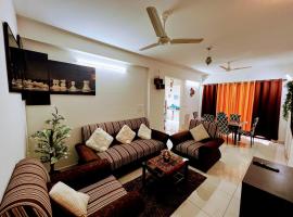 Cozy 2BHK condo surrounded with greenery.，位于门格洛尔的公寓