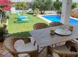 bonita casa con jardín y piscina privada