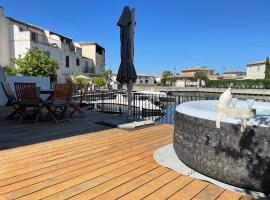 Marina 120m²/8 pers/ terrasse 100m²/ appontement，位于艾格-莫尔特的带按摩浴缸的酒店