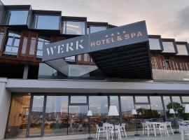 WERK Hotel & SPA，位于胡内多阿拉的带按摩浴缸的酒店