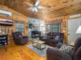 Cute Log Cabin for family retreat in Blue Ridge，位于蓝岭的酒店