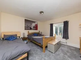 Rocester Rest close to Alton Towers & JCB, Netflix