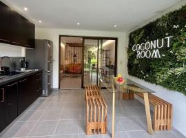Coconut Room - Entre mer et forêt avec piscine，位于Camp de Rémire的酒店
