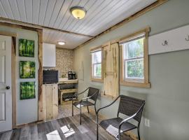 Mt Lookout Tiny House with Backyard and Fire Pit!，位于Hico的度假短租房