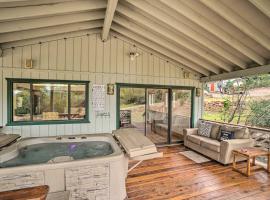 Cozy Pine Retreat with Private Hot Tub and Views，位于Pine的酒店
