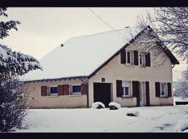 Gîte spacieux avec cheminée, proche nature, accessible PMR, idéal famille et motards - FR-1-589-34，位于Anould的酒店