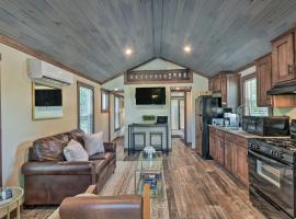 Morganton Tiny Home < 5 Mi to Blue Ridge Lake，位于摩根顿的酒店