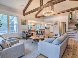 Lakefront Family Retreat Skiing and Mountain Biking，位于Greenwood的酒店