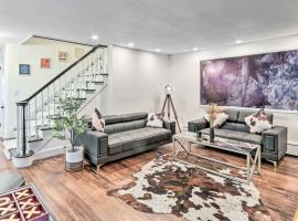 Upscale Waterbury Retreat with Indoor Hot Tub!，位于沃特伯里的酒店