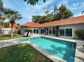 Pool villas with big garden and near Jomtien beach 600 meters