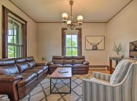 Spacious Farmhouse on 200 Acres Along the River，位于Edgerton的酒店