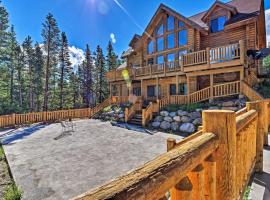 Expansive Alma Cabin with Hot Tub and Mountain Views!，位于Alma的带停车场的酒店