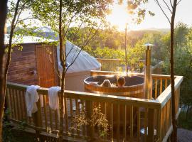 Yurtshire Eavestone Lake - Birch Yurt，位于里彭的酒店