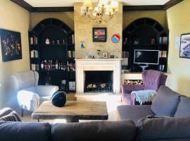 Cheerful 3-bedroom villa with pool，位于Oganavan的酒店