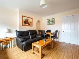 Scotia House -3 bed house in Larkhall with private driveway