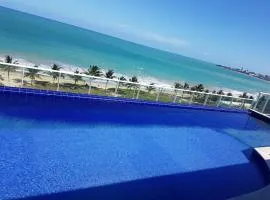 Confortável Flat com piscina de borda infinita na cobertura