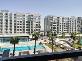 5*Amenities-2Br-15 min DxbApt,20min to Dubai Mall，位于迪拜龙城附近的酒店