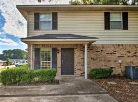 Cozy Ruston Townhome Less Than 1 Mi to Louisiana Tech，位于拉斯顿的酒店