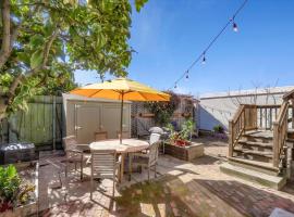 Light filled Condo with enclosed sunny backyard，位于奥克兰的酒店