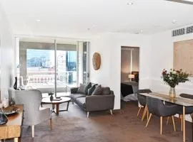 Luxury Overlooking Hindmarsh Sq with Pool & Gym