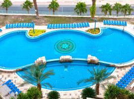 死海莱昂纳多广场酒店，位于恩波其克的带泳池的酒店