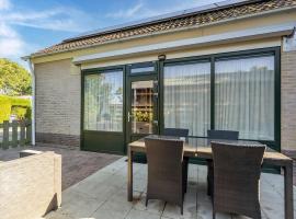 Inviting holiday home in Baarland with terrace，位于Baarland的度假屋