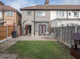 Lovely 4-BedRoom House Near Romford Station，位于罗姆福特的酒店