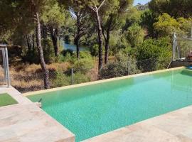 CABAÑA DE MADERA JUNTO AL LAGO LAS JARAS，位于科尔多瓦的酒店