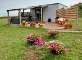 Beautiful Wooden tiny house, Glamping cabin with hot tub 3，位于Tuxford的酒店