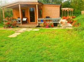 Beautiful Wooden tiny house, Glamping cabin with hot tub 2，位于Tuxford的低价酒店