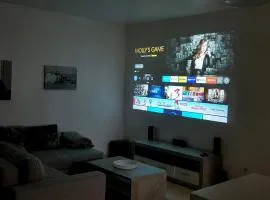 EasyStay#4 Home Cinema Ferienwohnung in Kliniknähe mit Balkon, Boxspringbett & Netflix