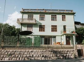 22 - The Old Workshop with fired wood hot tub，位于托尔明的酒店
