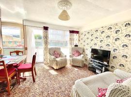 Quiet and Comfy 2- bedroom Holiday Chalet, walk to the beach, Norfolk，位于大雅茅斯的木屋