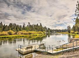 Bend Home on the Deschutes River with Porch!，位于本德的酒店