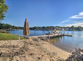 Smith Mountain Lake Retreat with Private Beach!，位于Huddleston的带停车场的酒店