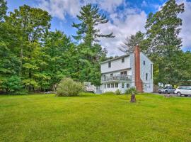 Woodstock Getaway with Hot Tub about 2 Mi to Dtwn!，位于伍德斯托克的酒店