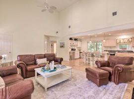 Classy Getaway with Deck and Yard Less Than 1 Mi to Beach，位于河头镇的酒店