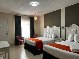 HOTEL LOS ROBLES，位于新拉雷多的酒店