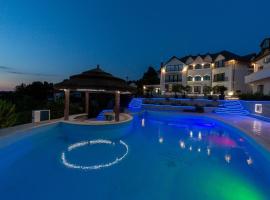 Cardinale Resort，位于雅西的带泳池的酒店