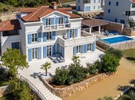 Beautiful Home In Cres With Wifi, Heated Swimming Pool And 6 Bedrooms