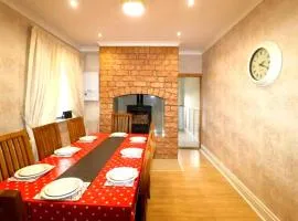 Cheerful 4-bedroom holiday home close to the Sea