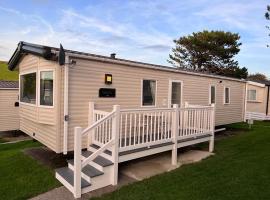 Newquay Bay Resort - Spacious - Sleeps 6 - Close to Porth Beach，位于纽基的酒店