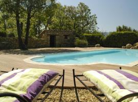 Villa de 4 chambres avec piscine privee jardin amenage et wifi a CaseneuveB，位于Caseneuve的酒店