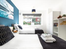 3 Bedrooms house ideal for long Stays!，位于南安普敦伍德米尔室外中心附近的酒店