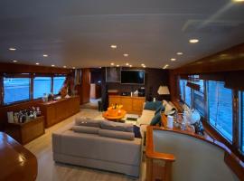 Amazing boat to sleep in Barcelona，位于巴塞罗那的酒店