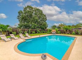 Private Backyard Oasis! Hot Tub & Salt Water Pool!，位于萨拉索塔的酒店