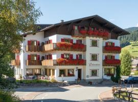 Hotel Dolomiten，位于蒙圭尔福的酒店