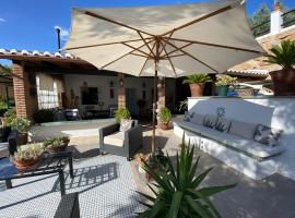 Fantastic Private Villa with pool near Ardales and Caminito del Rey，位于阿达莱斯的度假屋