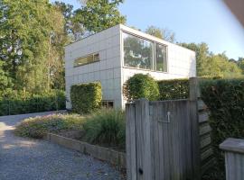 Woning gelegen in rustige bosrijke omgeving，位于Wingene的酒店