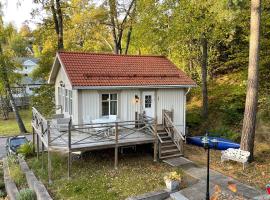 Cozy cabin, neighbour to lake & national park，位于Tyresö的酒店